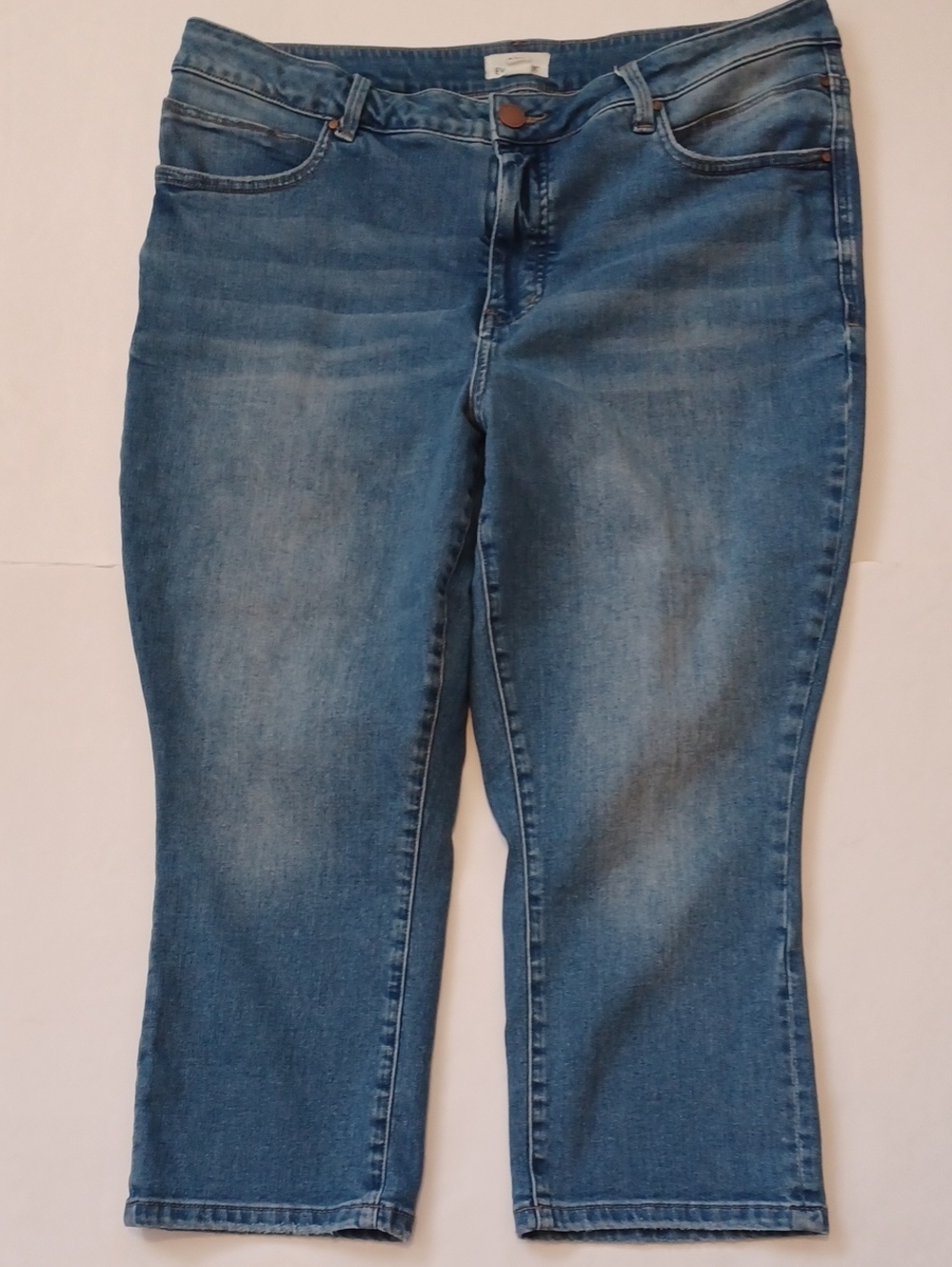 Maurices Everflex Light Blue Denim Capris sz18W. L.21". R.11". W.38" Distressed.